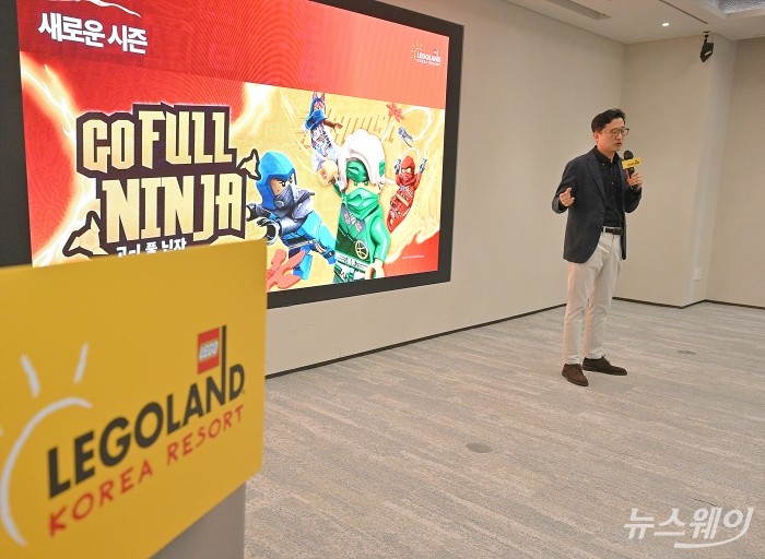 레고랜드 코리아와 씨라이프 코엑스·부산을 총괄하고 있는 이성호 멀린 엔터테인먼트 코리아 대표가 18일 오전 서울 종로구 센트로폴리스 그레이프라운지에서 열린 레고랜드 코리아리조트 간담회에서 어린이와 가족 중심의 체험을 강화한 2026년 시즌 운영 계획을 설명하고 있다. 사진=이수길 기자 Leo2004@newsway.co.kr