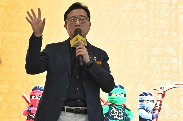 레고랜드 코리아와 씨라이프 코엑스·부산을 총괄하고 있는 이성호 멀린 엔터테인먼트 코리아 대표가 18일 오전 서울 종로구 센트로폴리스 그레이프라운지에서 열린 레고랜드 코리아리조트 간담회에서 어린이와 가족 중심의 체험을 강화한 2026년 시즌 운영 계획을 설명하고 있다. 사진=이수길 기자 Leo2004@newsway.co.kr