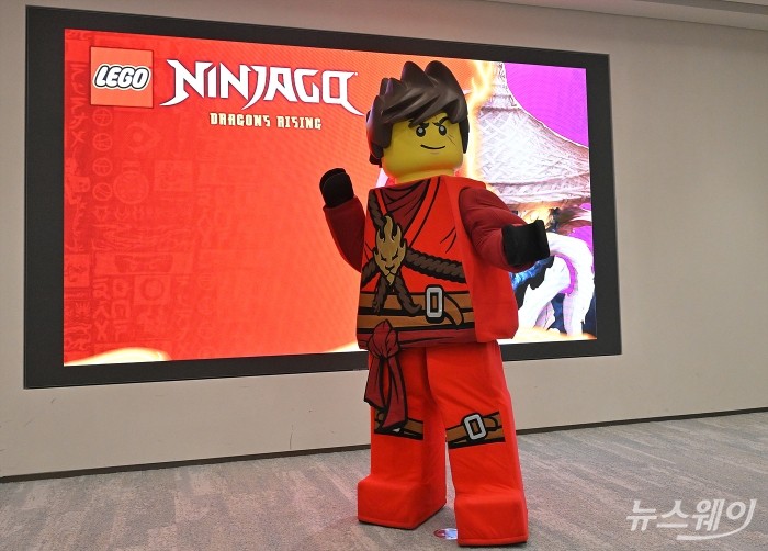 레고랜드 코리아와 씨라이프 코엑스·부산을 총괄하고 있는 이성호 멀린 엔터테인먼트 코리아 대표가 18일 오전 서울 종로구 센트로폴리스 그레이프라운지에서 열린 레고랜드 코리아리조트 간담회에서 어린이와 가족 중심의 체험을 강화한 2026년 시즌 운영 계획을 설명하고 있다. <br />
 <br />
 <br />
레고 대표 IP인 닌자고 15주년을 기념하는 봄 시즌 프로그램 '고 풀 닌자(Go Full Ninja)' 등 다양한 테마 콘텐츠와 체험 콘텐츠 '닌자고 더 저니' 크리에이티브 워크숍, 파크 전역에서 진행되는 미션 수행 참여형 프로그램 '닌자고 스탬프 랠리' 등과 특화된 먹거리 상품, 닌자 테마 메뉴와 기념품이 출시되며, 일정 금액 이상 구매 시 한정판 굿즈를 증정하는 프로모션도 함께 진행된다. 사진=이수길 기자 Leo2004@newsway.co.kr