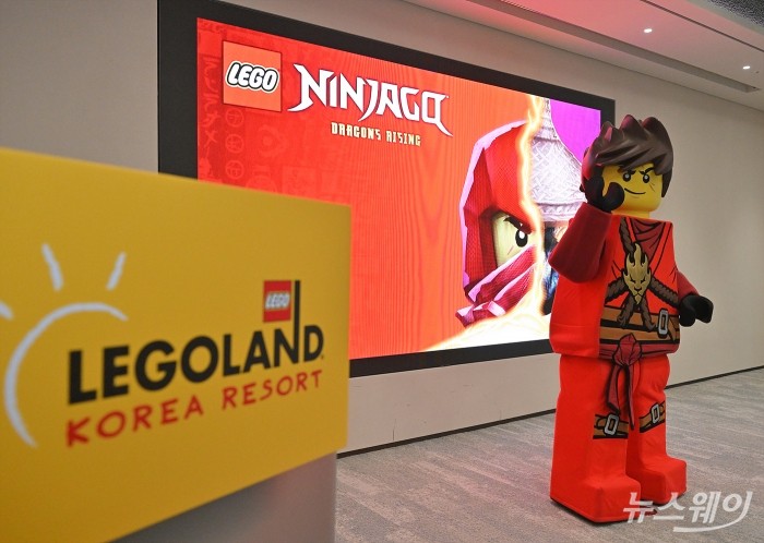 레고랜드 코리아와 씨라이프 코엑스·부산을 총괄하고 있는 이성호 멀린 엔터테인먼트 코리아 대표가 18일 오전 서울 종로구 센트로폴리스 그레이프라운지에서 열린 레고랜드 코리아리조트 간담회에서 어린이와 가족 중심의 체험을 강화한 2026년 시즌 운영 계획을 설명하고 있다. 사진=이수길 기자 Leo2004@newsway.co.kr