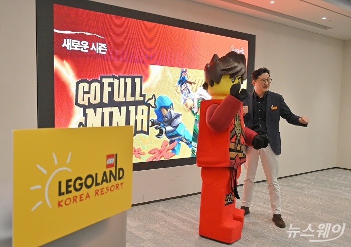 레고랜드 코리아와 씨라이프 코엑스·부산을 총괄하고 있는 이성호 멀린 엔터테인먼트 코리아 대표가 18일 오전 서울 종로구 센트로폴리스 그레이프라운지에서 열린 레고랜드 코리아리조트 간담회에서 어린이와 가족 중심의 체험을 강화한 2026년 시즌 운영 계획을 설명하고 있다. 사진=이수길 기자 Leo2004@newsway.co.kr