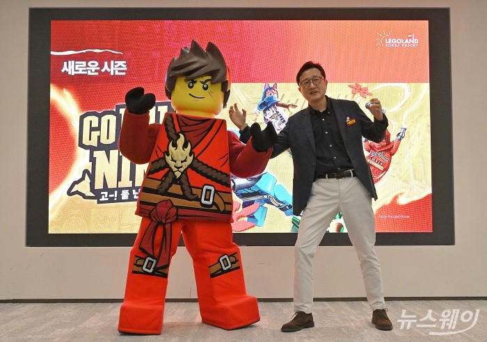 레고랜드 코리아와 씨라이프 코엑스·부산을 총괄하고 있는 이성호 멀린 엔터테인먼트 코리아 대표가 18일 오전 서울 종로구 센트로폴리스 그레이프라운지에서 열린 레고랜드 코리아리조트 간담회에서 어린이와 가족 중심의 체험을 강화한 2026년 시즌 운영 계획을 설명하고 있다. 사진=이수길 기자 Leo2004@newsway.co.kr