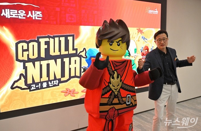 레고랜드 코리아와 씨라이프 코엑스·부산을 총괄하고 있는 이성호 멀린 엔터테인먼트 코리아 대표가 18일 오전 서울 종로구 센트로폴리스 그레이프라운지에서 열린 레고랜드 코리아리조트 간담회에서 어린이와 가족 중심의 체험을 강화한 2026년 시즌 운영 계획을 설명한 뒤 닌자 레고와 사진촬영을 하고 있다. 사진=이수길 기자 Leo2004@newsway.co.kr
