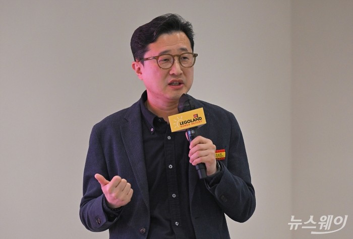 레고랜드 코리아와 씨라이프 코엑스·부산을 총괄하고 있는 이성호 멀린 엔터테인먼트 코리아 대표가 18일 오전 서울 종로구 센트로폴리스 그레이프라운지에서 열린 레고랜드 코리아리조트 간담회에서 어린이와 가족 중심의 체험을 강화한 2026년 시즌 운영 계획을 설명하고 있다. 사진=이수길 기자 Leo2004@newsway.co.kr