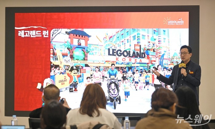 레고랜드 코리아와 씨라이프 코엑스·부산을 총괄하고 있는 이성호 멀린 엔터테인먼트 코리아 대표가 18일 오전 서울 종로구 센트로폴리스 그레이프라운지에서 열린 레고랜드 코리아리조트 간담회에서 어린이와 가족 중심의 체험을 강화한 2026년 시즌 운영 계획을 설명하고 있다. 사진=이수길 기자 Leo2004@newsway.co.kr