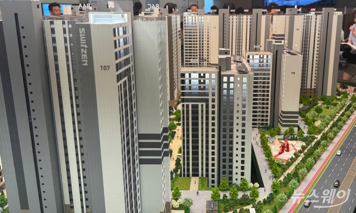 KCC건설이 경기도 김포시에 공급한 '오퍼스한강 스위첸' 모형도. 사진=박상훈 기자