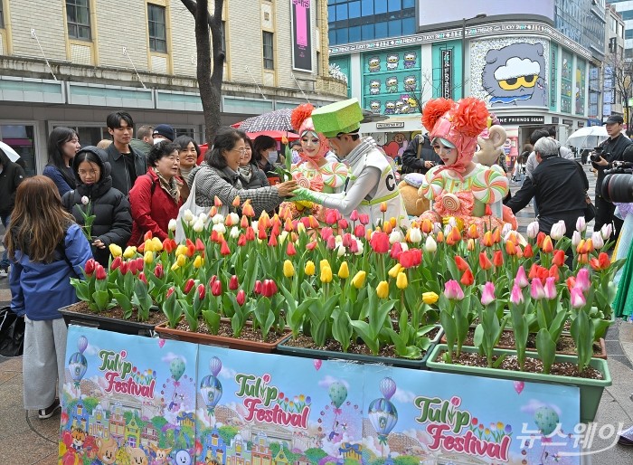 에버랜드 '튤립축제' 개막을 이틀 앞둔 18일 서울 중구 명동 거리에서 에버랜드 레니·라라 캐릭터와 공연 연기자들이 시민들에게 튤립을 선물하는 '도심에서 미리 만나는 에버랜드 튤립축제'가 진행되고 있다. 에버랜드는 오는 20일부터 튤립과 수선화, 무스카리 등 100여 종의 꽃 약 120만 송이가 가득한 봄꽃정원을 선보인다. 사진=이수길 기자 Leo2004@newsway.co.kr