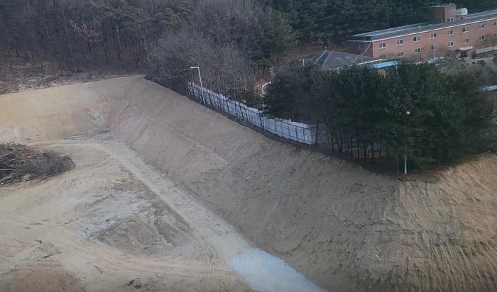 하이트진로 근로자 기숙사와 맞닿아 있는 재활용 폐기물 선별장 예정지 모습. 사진=현도산단 입주자협의회 제공