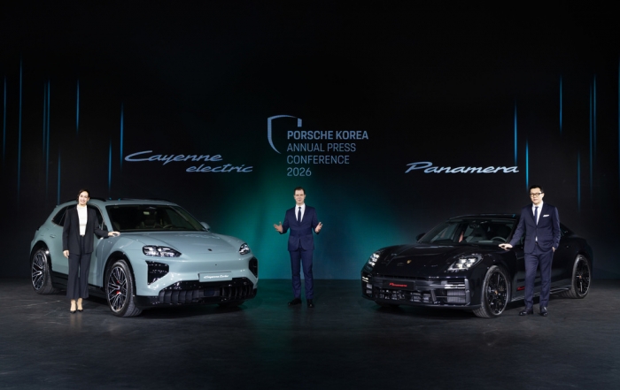 포르쉐 AG 해외 신흥 시장 총괄 크리스티아네 초른, 포르쉐코리아 마티아스 부세 대표, 포르쉐코리아 제품 및 서비스 총괄 조남현. 사진=포르쉐코리아 제공