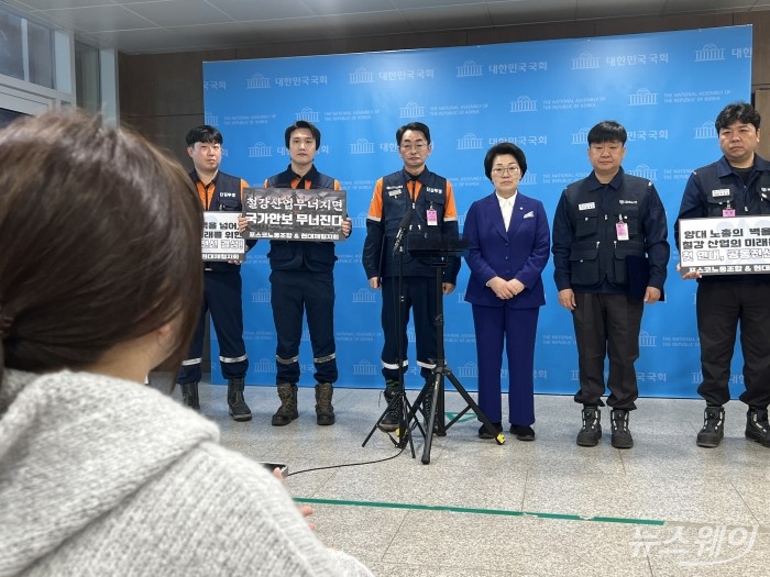 여야 의원과 노조 대표가 취재진의 질문에 답하고 있다. 사진=이건우 기자