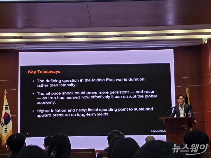 권효성 블룸버그 이코노미스트 박사가 19일 금융투자협회에서 열린 '호르무즈 위기 긴급 세미나'에서 발표하고 있다. 사진=김성수 기자