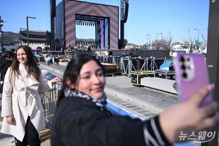 그룹 방탄소년단(BTS) 컴백 라이브 : '아리랑' 공연을 이틀 앞둔 19일 오후 서울 종로구 광화문광장에 무대설치 작업이 진행되고 있다. 사진=강민석 기자 kms@newsway.co.kr