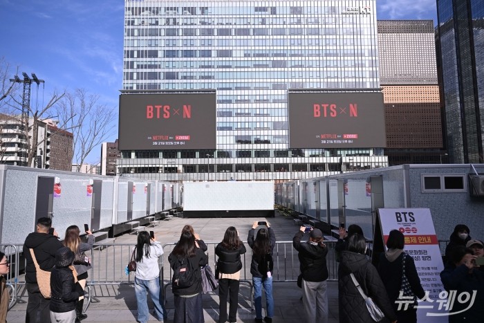 그룹 방탄소년단(BTS) 컴백 라이브 : '아리랑' 공연을 이틀 앞둔 19일 오후 서울 종로구 광화문광장 인근에 설치중인 무대를 찾은 시민들이 휴대폰으로 사진촬영하고 있다. 사진=강민석 기자 kms@newsway.co.kr