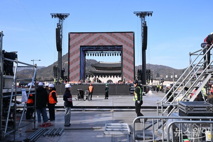 그룹 방탄소년단(BTS) 컴백 라이브 : '아리랑' 공연을 이틀 앞둔 19일 오후 서울 종로구 광화문광장에 무대설치 작업이 진행되고 있다. 사진=강민석 기자 kms@newsway.co.kr