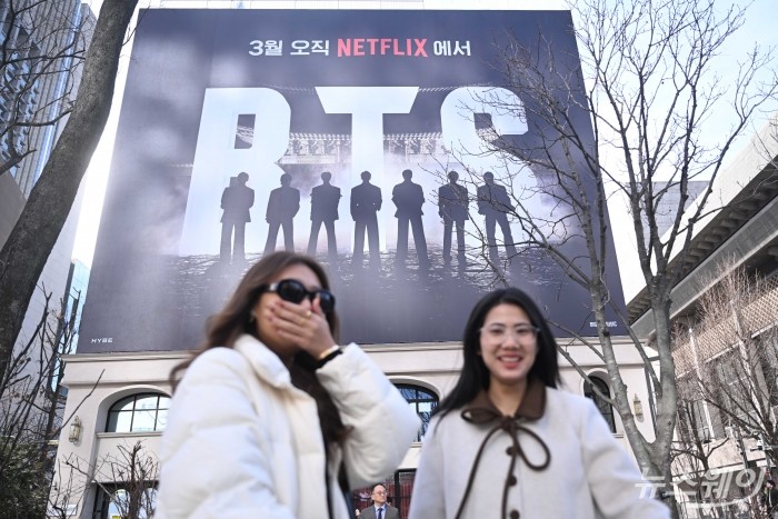 그룹 방탄소년단(BTS) 컴백 라이브 : '아리랑' 공연을 이틀 앞둔 19일 오후 서울 종로구 광화문광장 인근에 설치중인 무대를 찾은 외국인들이 기념촬영을 하고 있다. 사진=강민석 기자 kms@newsway.co.kr