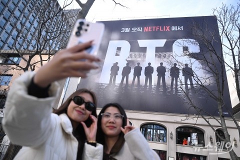 대기.       BTS 컴백 D-2···기록 남기는 외국인들