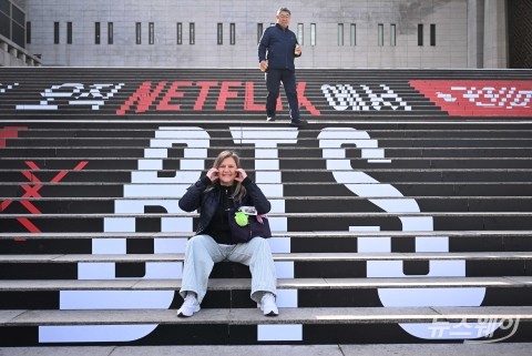 BTS 귀환에 주가도 '술렁' ···증권가, 엔터 넘어 유통·뷰티 주목