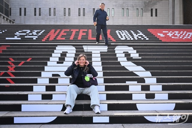 BTS 귀환에 주가도 '술렁' ···증권가, 엔터 넘어 유통·뷰티 주목