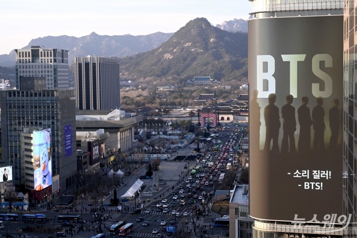 그룹 방탄소년단(BTS) 컴백 라이브 : '아리랑' 공연을 이틀 앞둔 19일 오후 서울 종로구 광화문광장에서 무대설치 작업이 진행되고 있다. 사진=강민석 기자 kms@newsway.co.kr