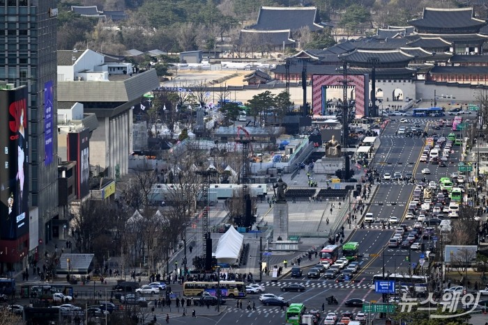 그룹 방탄소년단(BTS) 컴백 라이브 : '아리랑' 공연을 이틀 앞둔 19일 오후 서울 종로구 광화문광장에서 무대설치 작업이 진행되고 있다. 사진=강민석 기자 kms@newsway.co.kr