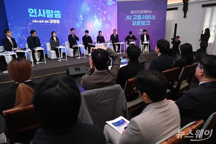 김영훈 고용노동부 장관이 20일 오전 서울 중구 정동1928아트센터에서 열린 청년과 함께하는 AI 고용서비스 오픈토크에서 인사말을 하고 있다. 사진=강민석 기자 kms@newsway.co.kr