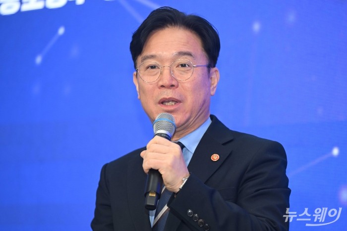 김영훈 고용노동부 장관이 20일 오전 서울 중구 정동1928아트센터에서 열린 청년과 함께하는 AI 고용서비스 오픈토크에서 인사말을 하고 있다. 사진=강민석 기자 kms@newsway.co.kr