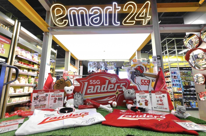 이마트24는 18일부터 약 한 달간 '트렌드랩 성수점' 매장 내 브랜드팝업존을 'SSG 랜더스' 콘셉트로 꾸미고 스포츠 팬덤 공략에 나섰다./사진=이마트24 제공