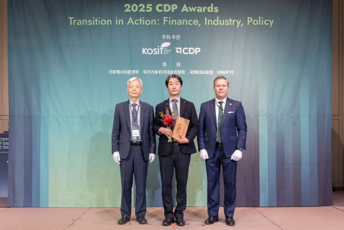 10일 서울 중구 앰배서더 서울 풀만 호텔에서 열린 '2025 CDP 코리아 어워드'에서 김남욱 ㈜한화 ESG협의체 환경경영모듈장(가운데)과 장지인 CDP 한국위원회 위원장(왼쪽), 호세 오르도네스 CDP 글로벌 APAC 총괄대표(오른쪽)가 기념촬영을 하고 있다. 사진=한화