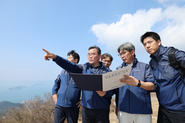 김보현 대우건설 대표이사(왼쪽 두번째)가 가덕도신공항 건설 예정지를 살펴보고 있다. 사진=대우건설