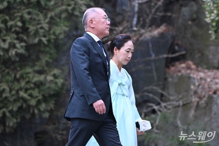 정의선 현대자동차그룹 회장 부부가 20일 오후 고(故) 정주영 현대그룹 명예회장의 25주기 제사 참석을 위해 서울 종로구 청운동 옛(舊) 정 명예회장의 자택으로 향하고 있다. 사진=강민석 기자 kms@newsway.co.kr