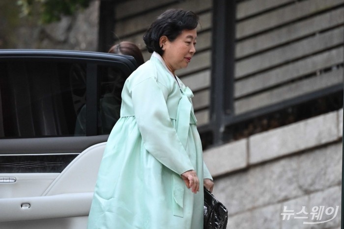 현정은 현대그룹 회장이 20일 오후 고(故) 아산 정주영 현대그룹 명예회장의 25주기 제사 참석을 위해 서울 종로구 청운동 옛(舊) 정 명예회장의 자택으로 향하고 있다. 사진=강민석 기자 kms@newsway.co.kr