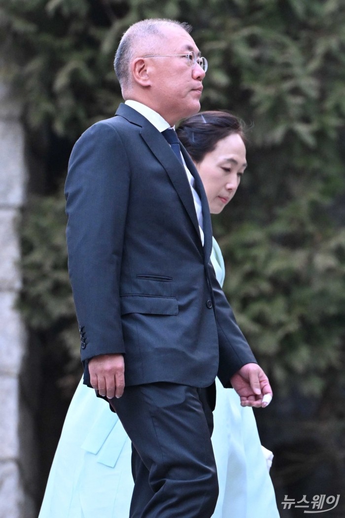 정의선 현대자동차그룹 회장 부부가 20일 오후 고(故) 정주영 현대그룹 명예회장의 25주기 제사 참석을 위해 서울 종로구 청운동 옛(舊) 정 명예회장의 자택으로 향하고 있다. 사진=강민석 기자 kms@newsway.co.kr