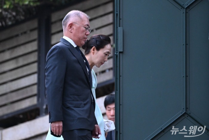 정의선 현대자동차그룹 회장 내외가 20일 오후 고(故) 정주영 현대그룹 명예회장의 25주기 제사 참석을 위해 서울 종로구 청운동 옛(舊) 정 명예회장의 자택으로 향하고 있다. 사진=강민석 기자 kms@newsway.co.kr