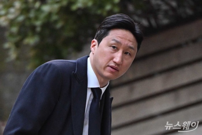 정기선 HD현대 회장이 20일 오후 고(故) 아산 정주영 현대그룹 명예회장의 25주기 제사 참석을 위해 서울 종로구 청운동 옛(舊) 정 명예회장의 자택으로 향하고 있다. 사진=강민석 기자 kms@newsway.co.kr