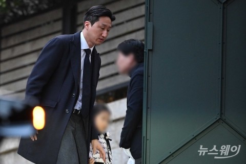 정주영 명예회장 25주기 참석한 정기선 HD현대 회장 부부