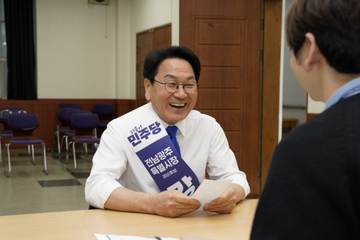 강기정 광주시장이 전남광주통합특별시장 선거 출마를 위해 20일 오후 광주시 선거관리위원회를 찾아 예비후보 등록을 하고 있다.