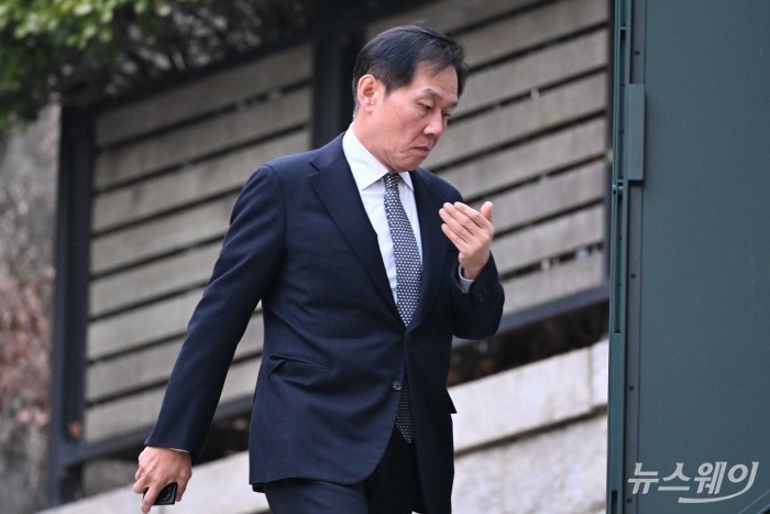 정몽익 KCC글라스 회장이 20일 오후 고(故) 아산 정주영 현대그룹 명예회장의 25주기 제사 참석을 위해 서울 종로구 청운동 옛(舊) 정 명예회장의 자택으로 향하고 있다. 사진=강민석 기자 kms@newsway.co.kr