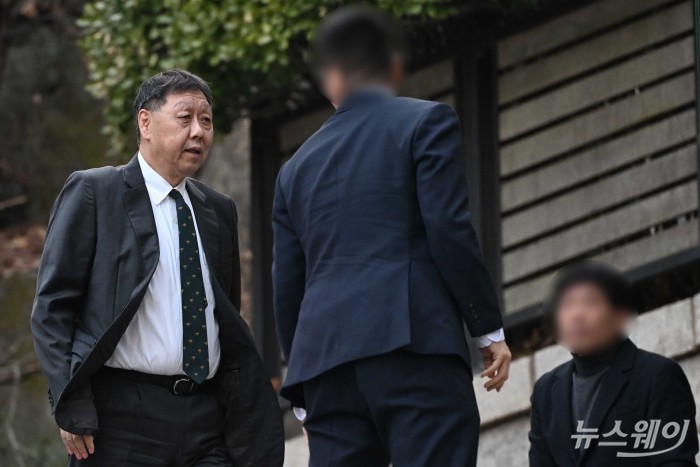 정몽일 현대미래로그룹 회장이 20일 오후 고(故) 아산 정주영 현대그룹 명예회장의 25주기 제사 참석을 위해 서울 종로구 청운동 옛(舊) 정 명예회장의 자택으로 향하고 있다. 사진=강민석 기자 kms@newsway.co.kr