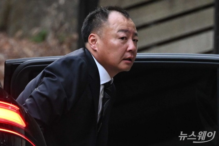 정일선 현대비앤지스틸 대표이사가 20일 오후 고(故) 아산 정주영 현대그룹 명예회장의 25주기 제사 참석을 위해 서울 종로구 청운동 옛(舊) 정 명예회장의 자택으로 향하고 있다. 사진=강민석 기자 kms@newsway.co.kr