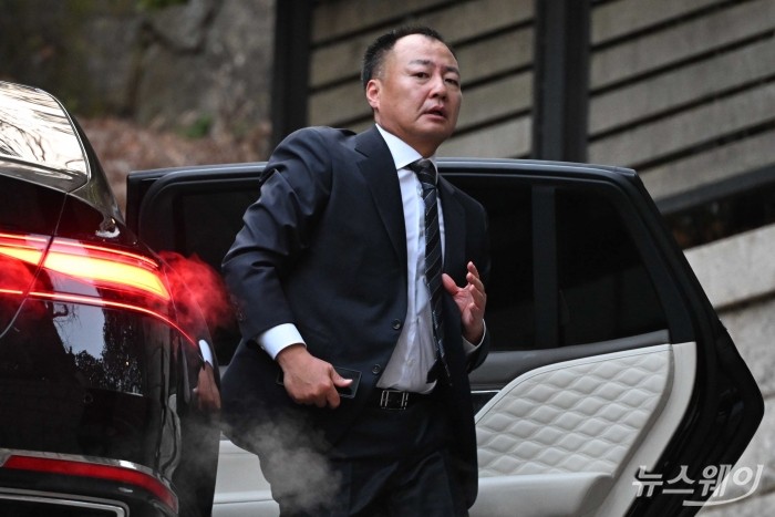 정일선 현대비앤지스틸 대표이사가 20일 오후 고(故) 아산 정주영 현대그룹 명예회장의 25주기 제사 참석을 위해 서울 종로구 청운동 옛(舊) 정 명예회장의 자택으로 향하고 있다. 사진=강민석 기자 kms@newsway.co.kr