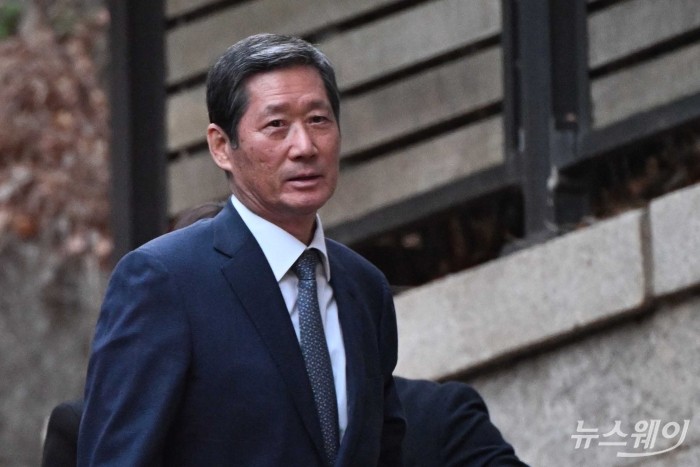 정몽윤 현대해상화재보험그룹 회장이 20일 오후 고(故) 아산 정주영 현대그룹 명예회장의 25주기 제사 참석을 위해 서울 종로구 청운동 옛(舊) 정 명예회장의 자택으로 향하고 있다. 사진=강민석 기자 kms@newsway.co.kr