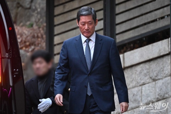 정몽윤 현대해상화재보험그룹 회장이 20일 오후 고(故) 아산 정주영 현대그룹 명예회장의 25주기 제사 참석을 위해 서울 종로구 청운동 옛(舊) 정 명예회장의 자택으로 향하고 있다. 사진=강민석 기자 kms@newsway.co.kr