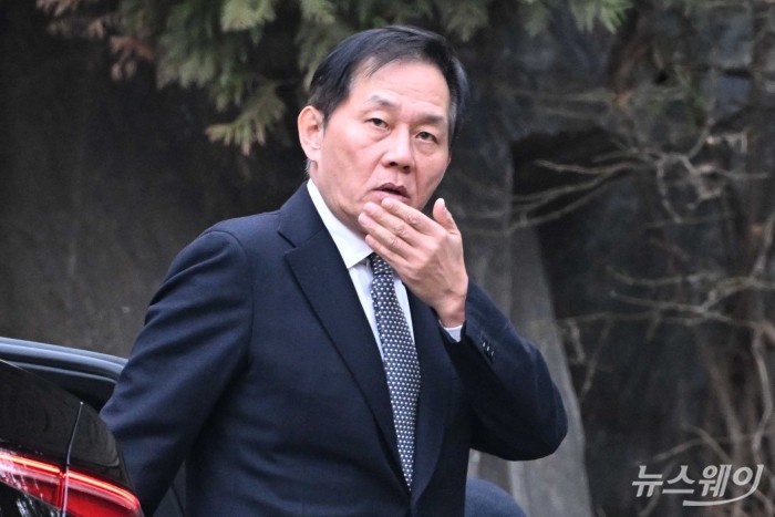 정몽익 KCC글라스 회장이 20일 오후 고(故) 아산 정주영 현대그룹 명예회장의 25주기 제사 참석을 위해 서울 종로구 청운동 옛(舊) 정 명예회장의 자택으로 향하고 있다. 사진=강민석 기자 kms@newsway.co.kr