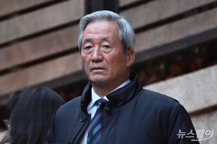 정몽준 아산재단 이사장이 20일 오후 고(故) 아산 정주영 현대그룹 명예회장의 25주기 제사 참석을 위해 서울 종로구 청운동 옛(舊) 정 명예회장의 자택으로 향하고 있다. 사진=강민석 기자 kms@newsway.co.kr