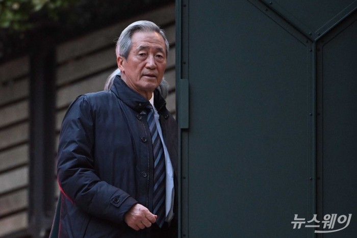 정몽준 아산재단 이사장이 20일 오후 고(故) 아산 정주영 현대그룹 명예회장의 25주기 제사 참석을 위해 서울 종로구 청운동 옛(舊) 정 명예회장의 자택으로 향하고 있다. 사진=강민석 기자 kms@newsway.co.kr