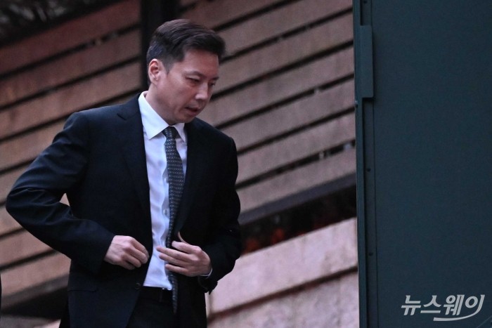 정대선 HN Inc 사장이 20일 오후 고(故) 아산 정주영 현대그룹 명예회장의 25주기 제사 참석을 위해 서울 종로구 청운동 옛(舊) 정 명예회장의 자택으로 향하고 있다. 사진=강민석 기자 kms@newsway.co.kr