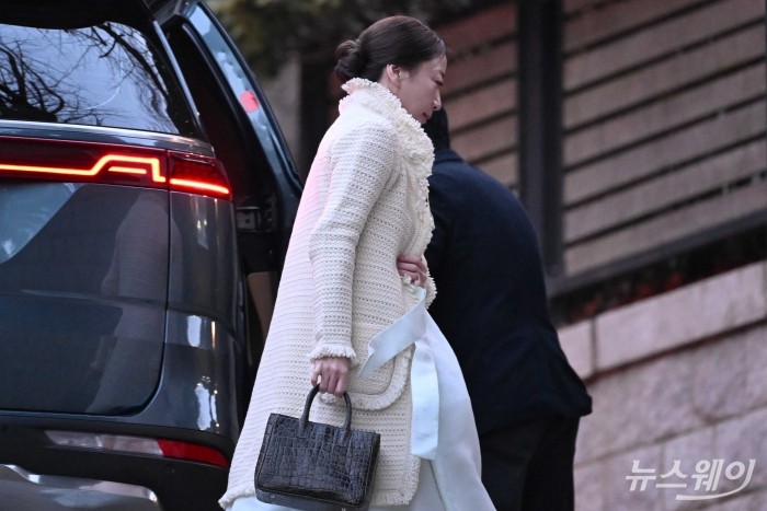 정대선 HN Inc 사장 부부가 20일 오후 고(故) 아산 정주영 현대그룹 명예회장의 25주기 제사 참석을 위해 서울 종로구 청운동 옛(舊) 정 명예회장의 자택으로 향하고 있다. 사진=강민석 기자 kms@newsway.co.kr