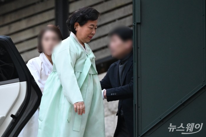 현정은 현대그룹 회장이 20일 오후 고(故) 아산 정주영 현대그룹 명예회장의 25주기 제사 참석을 위해 서울 종로구 청운동 옛(舊) 정 명예회장의 자택으로 향하고 있다. 사진=강민석 기자 kms@newsway.co.kr