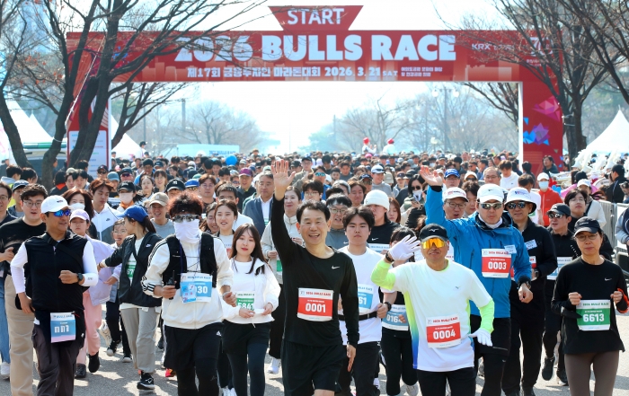 정은보 한국거래소 이사장이 21일 오전 여의도공원 문화의 마당에서 제17회 금융투자인 마라톤 대회에 참석했다. 사진=한국거래소 제공