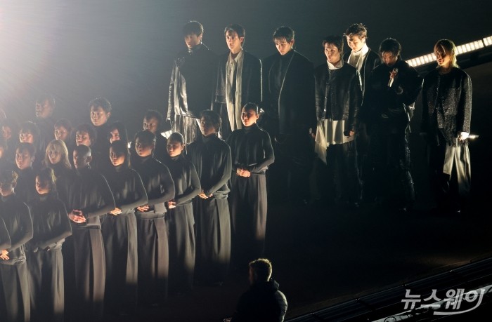 그룹 방탄소년단(BTS)이 정규 5집 '아리랑(ARIRANG)' 발매를 기념해 21일 오후 서울 광화문광장에서 열린 컴백 무대에 오르고 있다. 사진=사진공동취재단